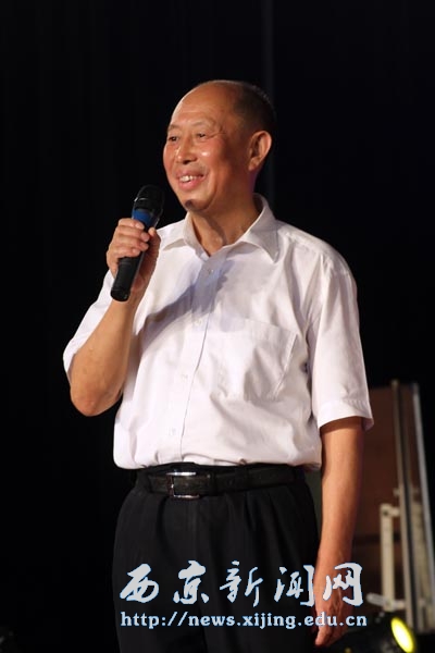 我校举行“绿色之旅•唱响青春”开学文艺晚会