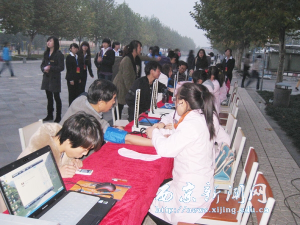 【医学护理系】学生为师生测量血压