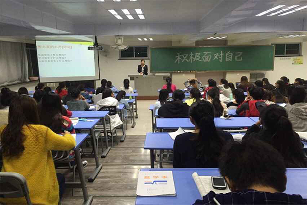 扎实做好新生心理健康教育工作