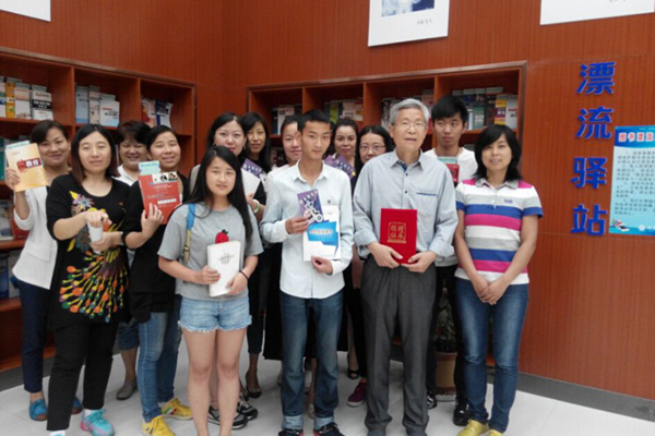 我校图书馆图书漂流活动正式启动