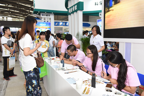 我省高等教育博览会暨招生咨询会举行