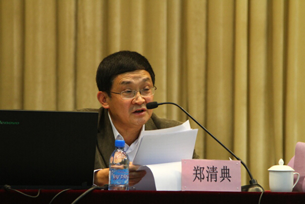 前外交官联谊会副秘书长郑清典来我校作报告