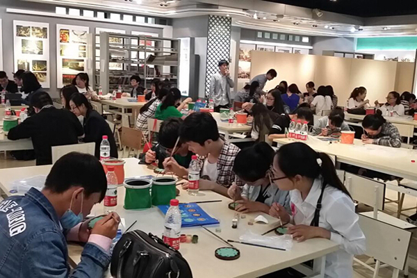 学生参加“韩游记”体验活动