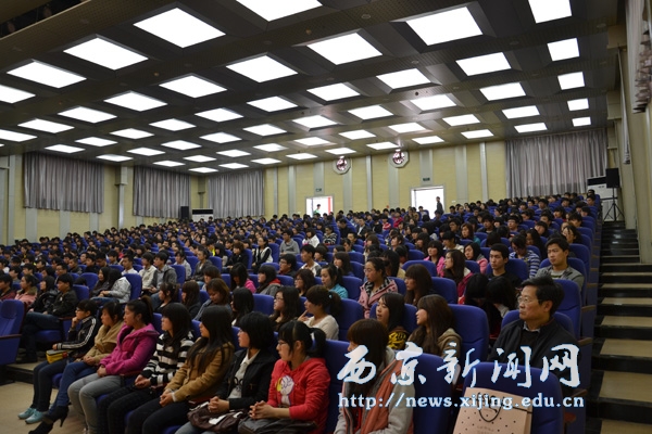 中国前外交官吴思科考察访问并作报告