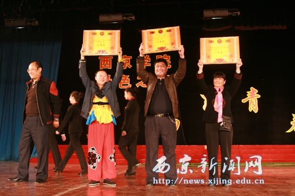 我校“红色十月”教工竹竿舞比赛举行