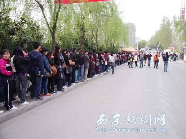 青年志愿者积极开展学雷锋活动