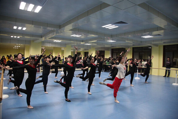 公共艺术教育中心实践选修课程学期汇报展演举行