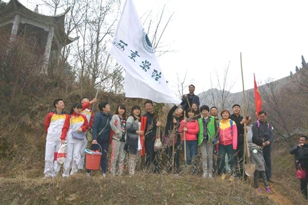 我校学子赴商洛参加公益林植树活动