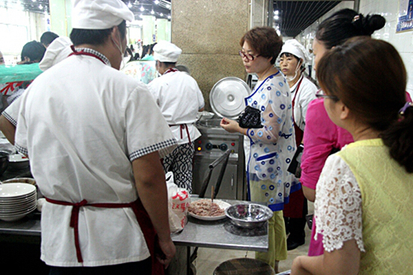 牢把食品安全关 为师生健康保驾护航
