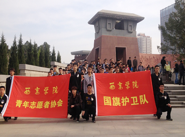 学生清明祭扫西安烈士陵园