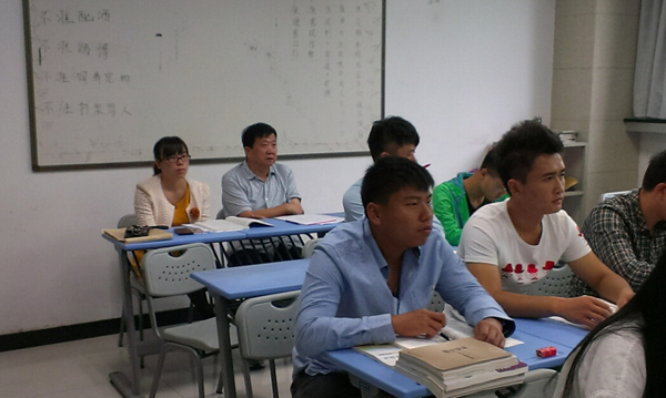 校领导到教学楼检查各专业开课情况