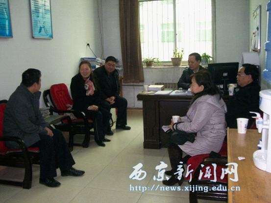 学校工会为困难教职工送温暖