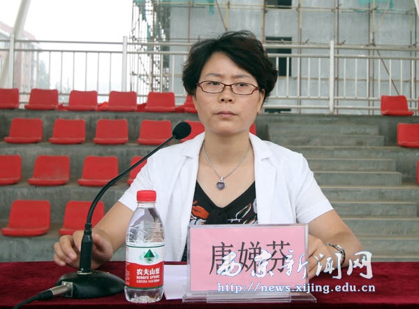 我校军训新生齐向国旗敬礼 场面震撼