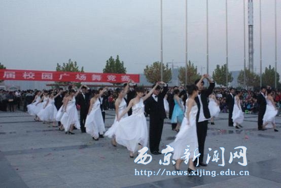 首届校园广场舞举行