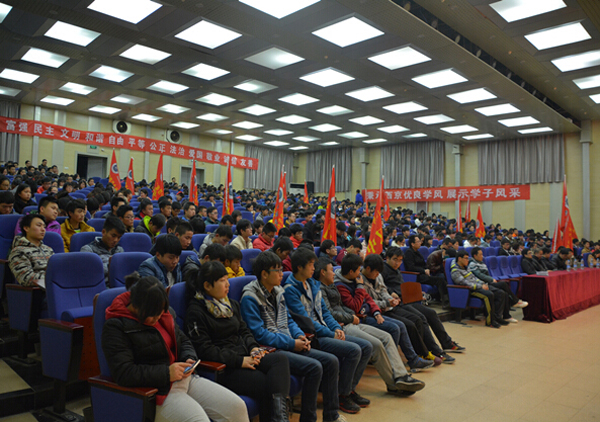 寒假学生社会实践活动出征授旗仪式举行