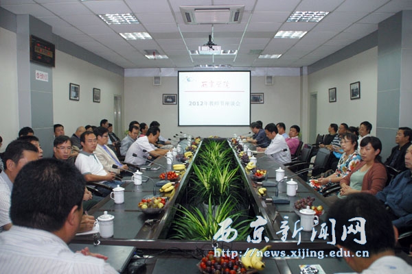 我校举行庆祝第28个教师节座谈会