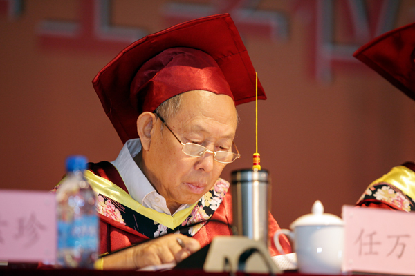 2015届毕业生毕业典礼隆重举行