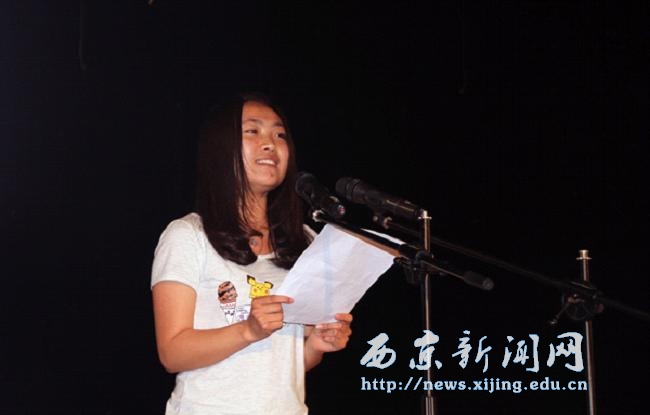 校领导和学生家长共为先进个人颁奖