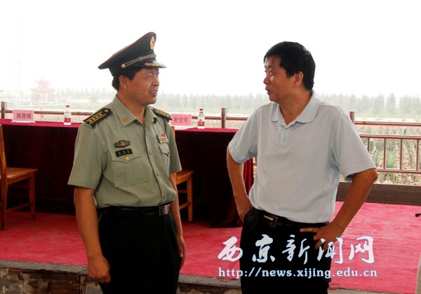 我校军训新生齐向国旗敬礼 场面震撼