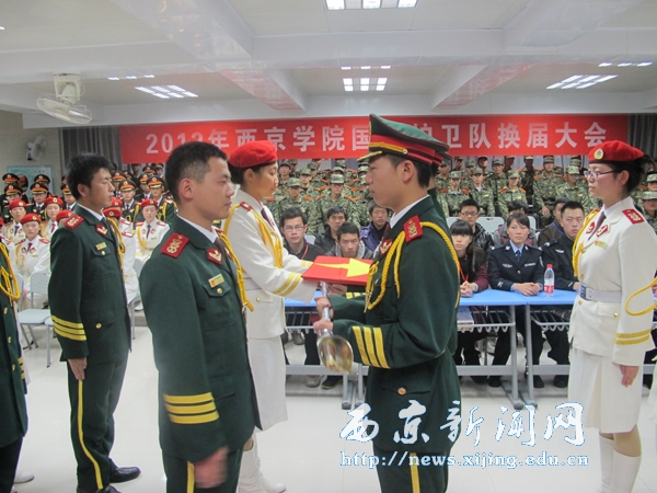 校国旗护卫队换届大会举行