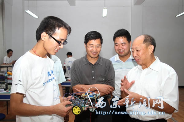 校长任万钧到2011年全国电子设计竞赛(西京学院赛区)视察