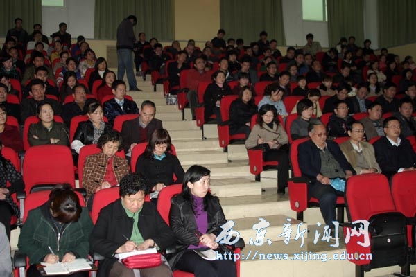 任万钧校长召开行政机关职工工作会议