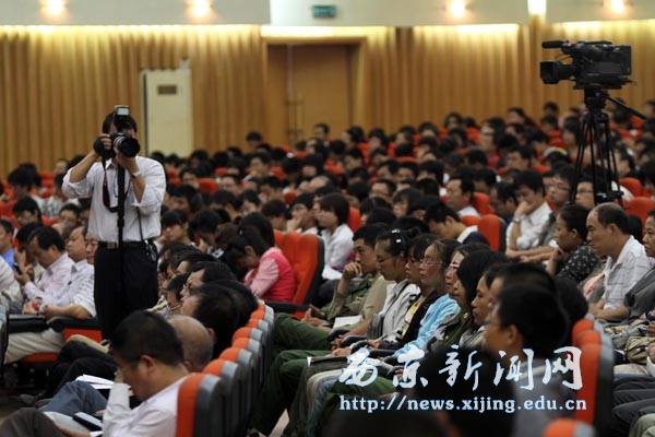 党员师生代表参加全省抗洪英模事迹报告会