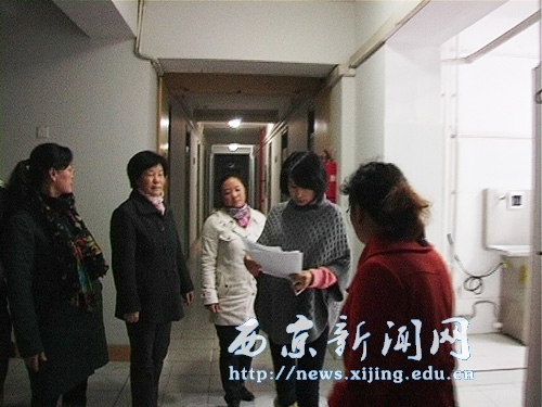校领导深入学生公寓询问供暖情况