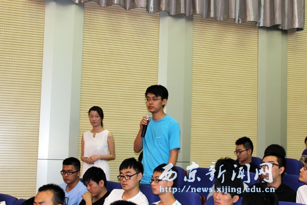 优秀大学生官兵巡回报告会举行