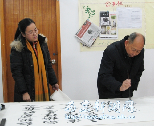 学校领导参观艺术研究所现代剪纸展