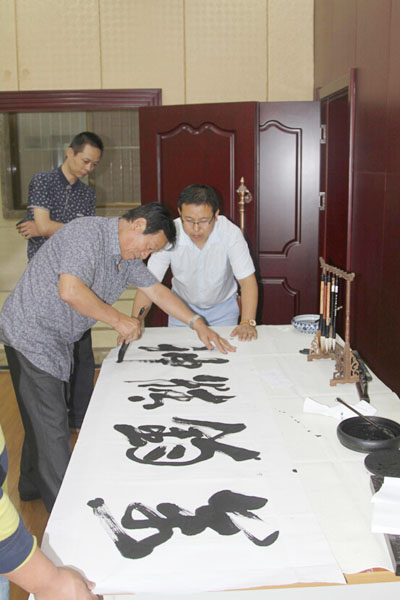 著名书法家屈士尧一行来访我校