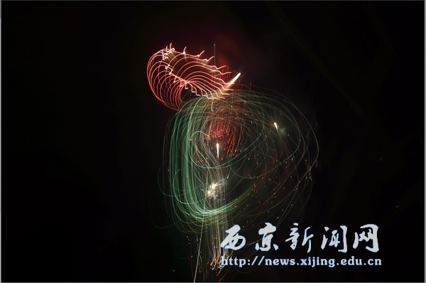 新闻特写:细雨霏霏时 西京烟花正璀璨