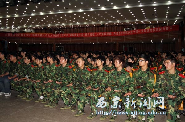 任万钧校长为2010级新生作校史报告