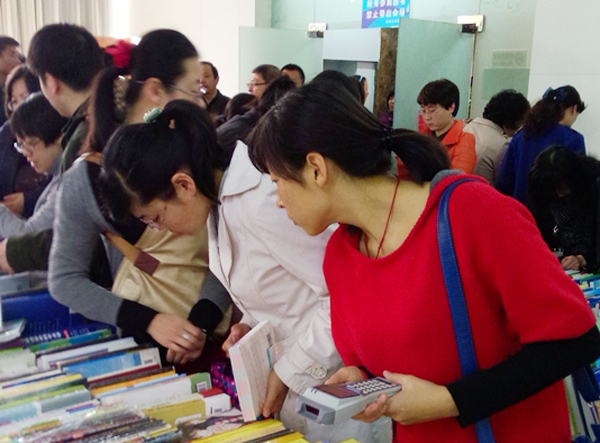 图书馆组织师生参与选购图书