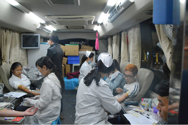 我校开展“无偿献血，血车进校园”爱心活动