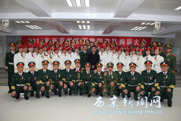 校国旗护卫队换届大会举行