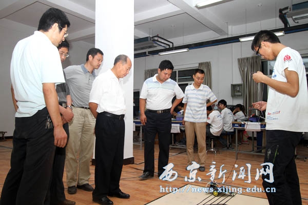 校长任万钧到2011年全国电子设计竞赛(西京学院赛区)视察