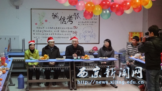校领导走进班级与师生共庆元旦
