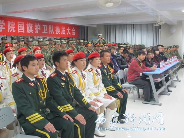 校国旗护卫队换届大会举行