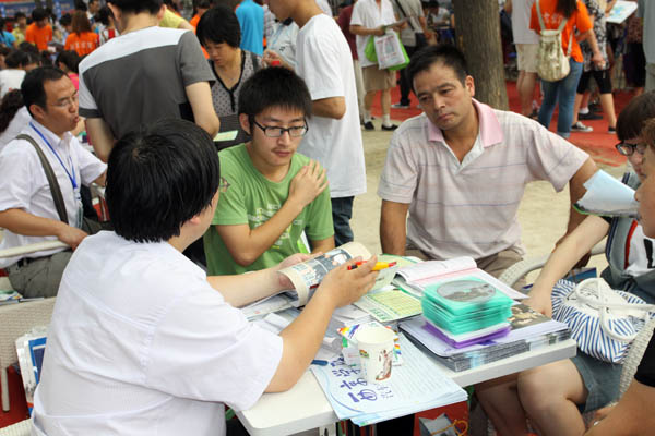 我校参加省教育厅举办招生咨询会 现场火爆