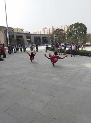 【新闻传媒系】我校各社团为母校庆生