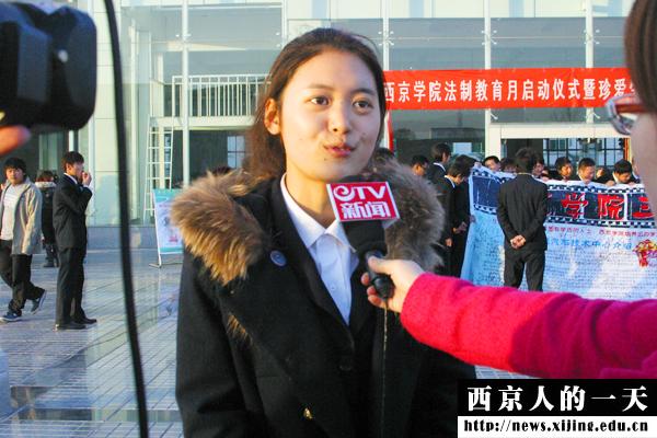 我校法制教育月暨珍爱生命遵守交通法规签名活动启动