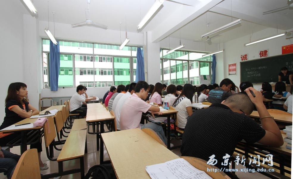 校领导新学年第一天深入班级听课