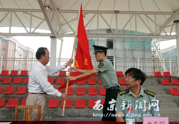 我校军训新生齐向国旗敬礼 场面震撼