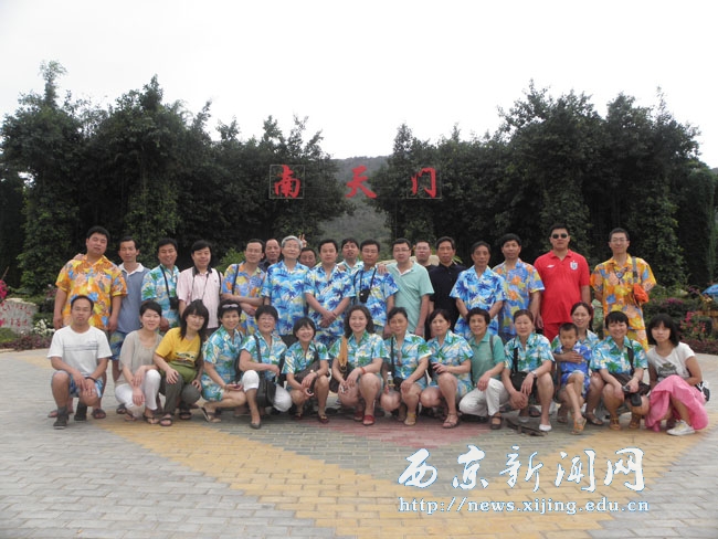 我校教职工旅游考察团顺利返校