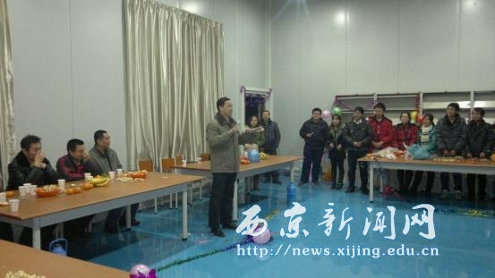 校领导走进班级与师生共庆元旦