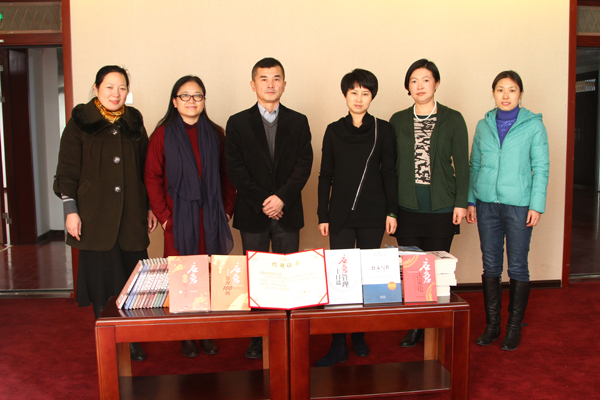 桂维民为我校图书馆捐赠图书