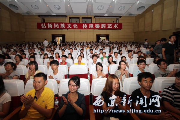 我校组织学生观看秦腔剧《西京故事》