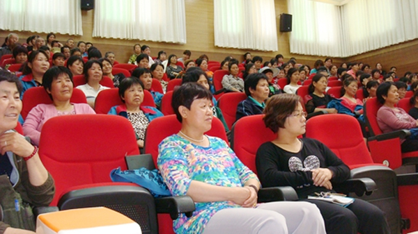 任万钧出席慰问环卫工人大会并讲话