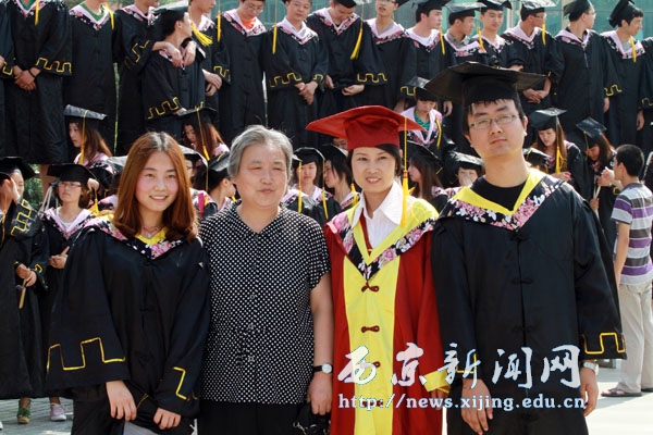 西京学院2012届毕业生学士学位授予仪式隆重举行